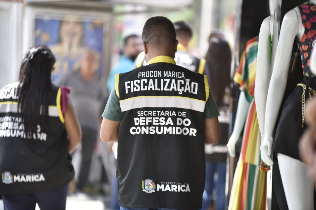 Procon-Maricá divulga serviços em caminhada pelas ruas do Centro
