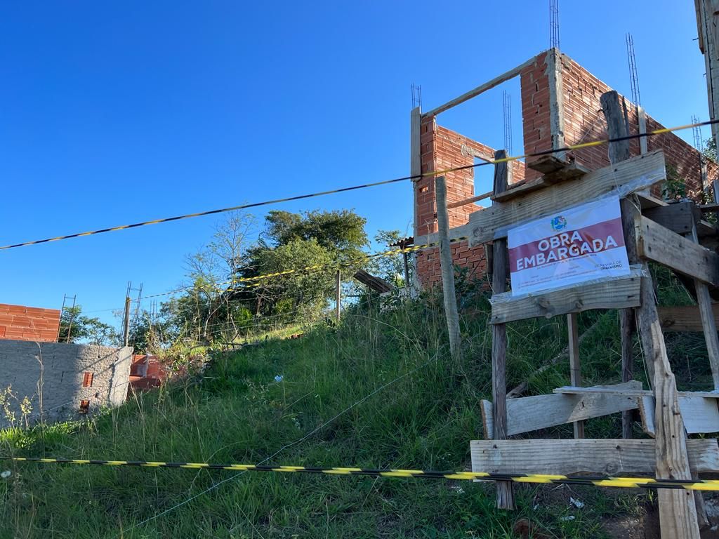Maricá embarga construções ilegais em Bambuí e Jacaroá